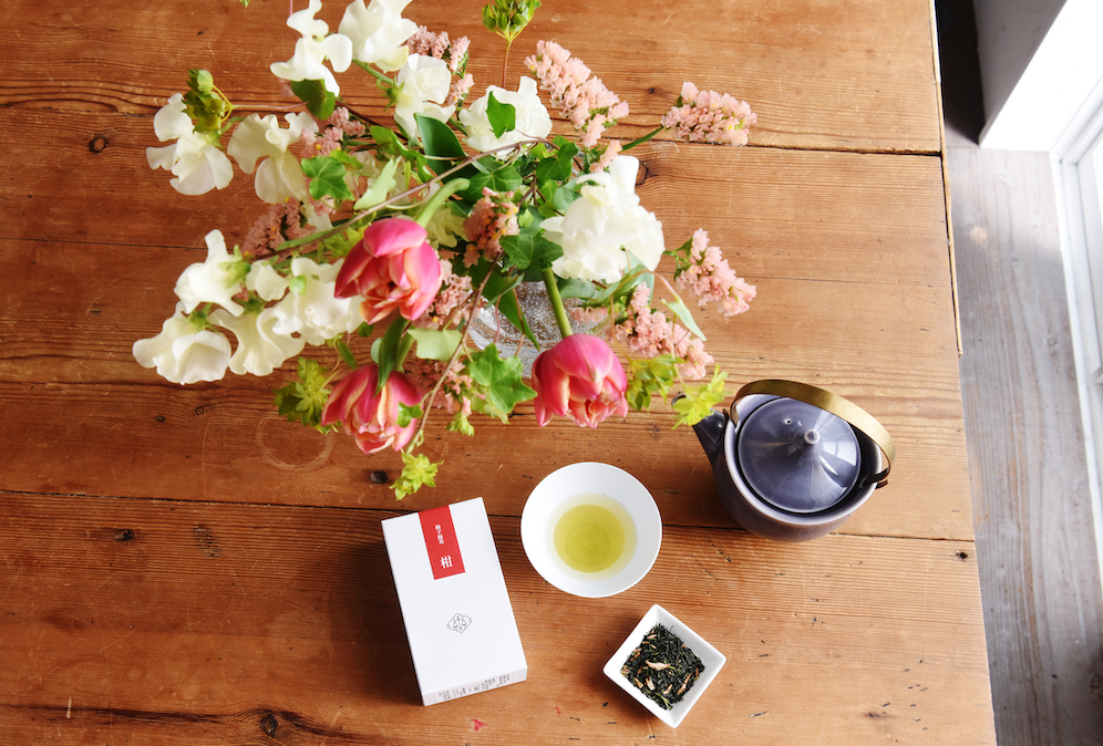 The new course of the subscription service “Hananohi 365days” delivers a healing moment every month from Ureshino, a famous tea production area. “Flowers to be familiar with tea – Ureshino Tea Time” application starts on Friday, May 14.