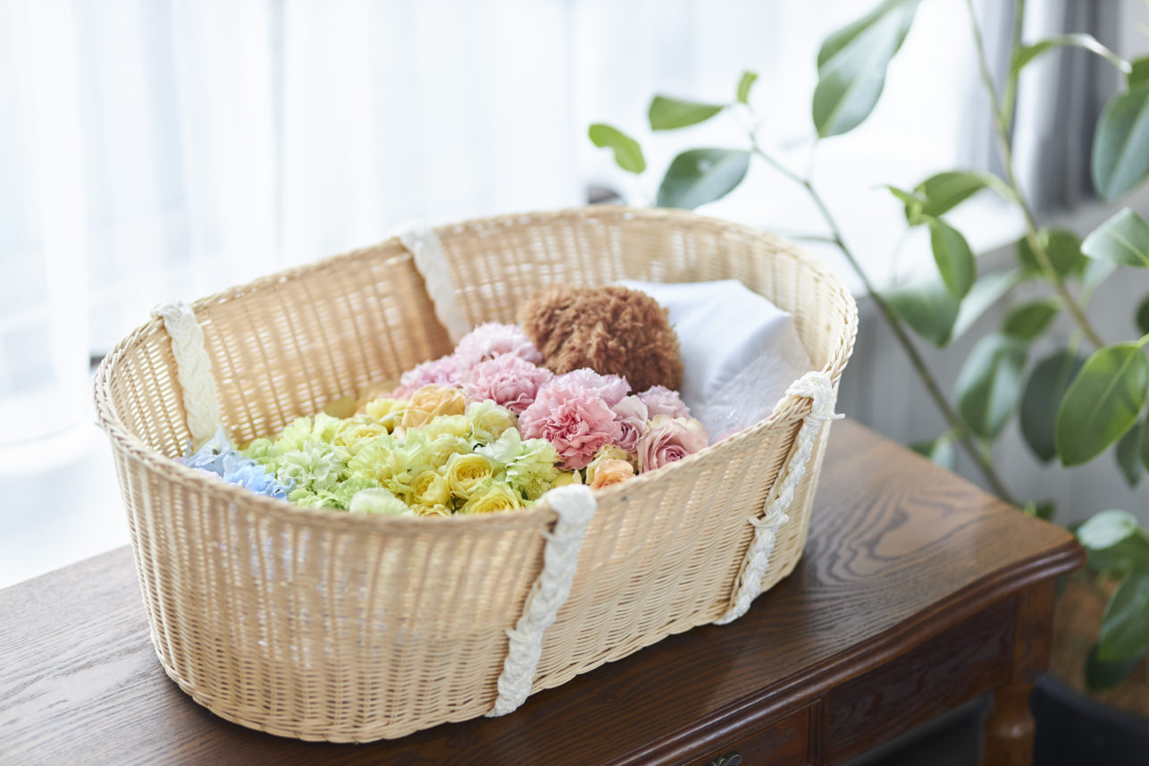 “Hibiya-Kadan’s pet funeral service” offers a set of farewell flowers and a basket coffin. The “Rainbow Flower Basket” is designed in the motif of a rainbow bridge.
